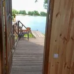 Деревянный мостик от дома к воде