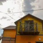 Фасад дома с балконом