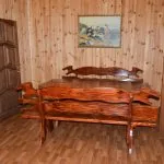 Деревянный стол со скамьями в комнате